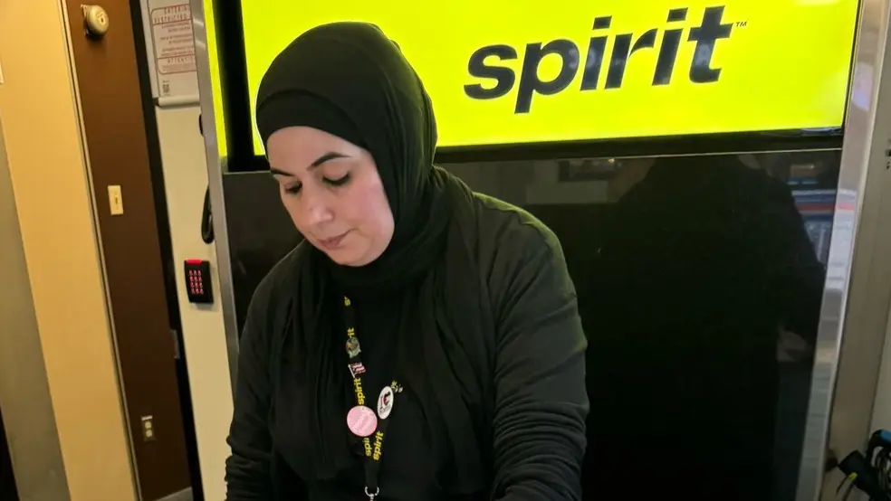 A tweet accusing Spirit airlines employees of wearing pins with the Palestinian flag.
X / @StopAntisemites